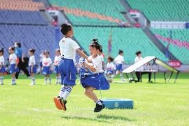 CPBL 比赛中放置纸板观众与机器人鼓手，吸引全球媒体转播